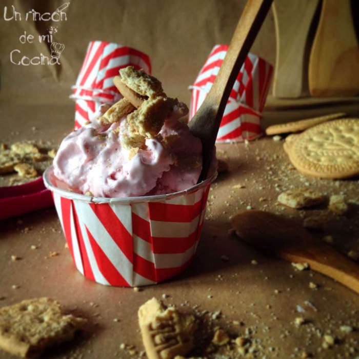 helado de queso y fresas